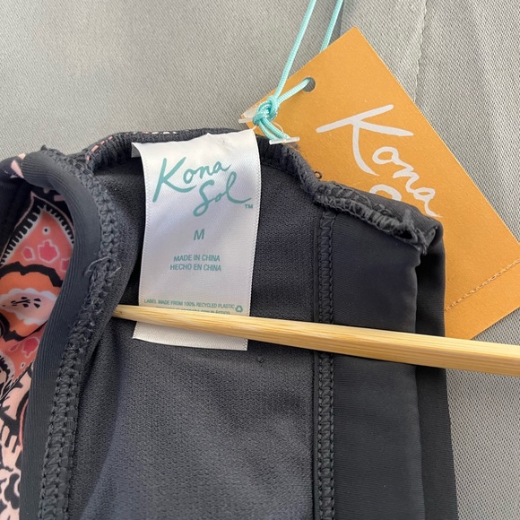 Sports or swimming top Size M - Picture 3 of 3